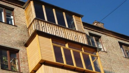 Acristalamiento de balcones con marcos de madera: características y consejos de instalación.