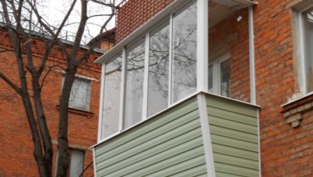 Balkonverglasung mit Ausbau: Methoden und Technologie