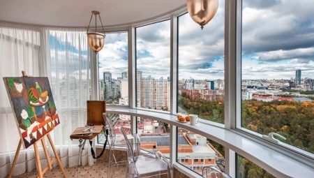 Panoramsko ostakljenje balkona: prednosti i nedostaci, opcije, izbori, primjeri