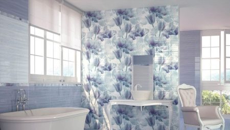 Azulejos de baño con flores: pros y contras, variedades, opciones, ejemplos.