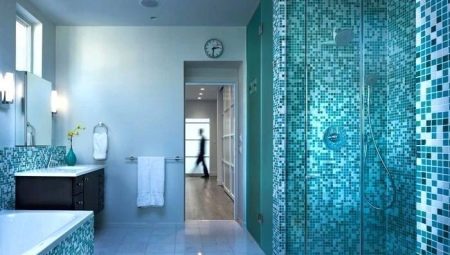 Mozaikové obklady do kúpeľne: funkcie a tipy na výber