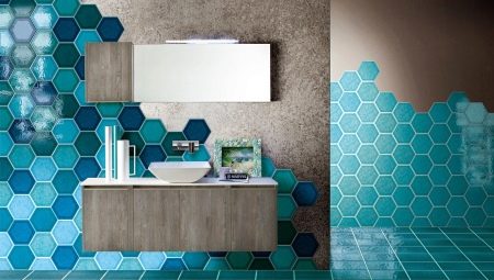 Honingraattegel in de badkamer: kenmerken en ontwerpopties