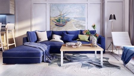 Dzīvojamās istabas interjerā zils dīvāns