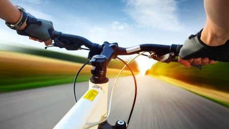 Tốc độ trung bình của người đi xe đạp tùy thuộc vào các yếu tố khác nhau