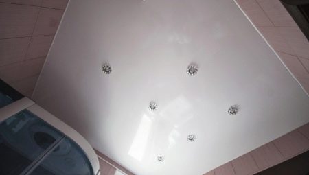 Dizaina iespējas griestiem tualetē
