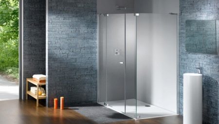 Kabin shower dengan pintu ayun: varietas, pilihan, pemasangan