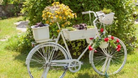 Ötletek egy régi kerékpár használatához kerttervezésben