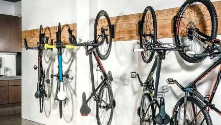 Mga naka-mount na bisikleta sa dingding: mga uri, mga tip para sa pagpili at pag-install