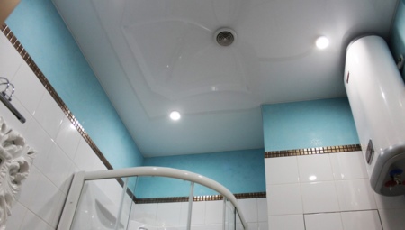 Verlichting in een badkamer met spanplafond