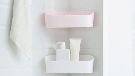 Prateleiras de plástico para o banheiro: variedades, recomendações de escolha