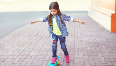 Skateboard untuk anak perempuan: bagaimana memilih dan belajar mengendarai?