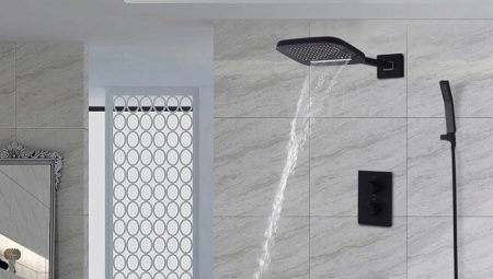 Černé sprchové systémy: výběr a použití v interiéru
