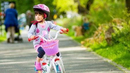Kuinka valita pyörä 4-vuotiaalle tytölle?