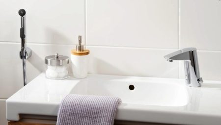 Izlietnes jaucējkrāni ar higiēnisku dušu: veidi un izvēles iespējas