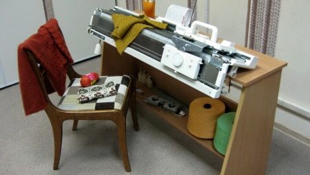 Mesas para máquinas de tricô: prós, contras e variedades