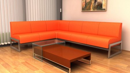 Sofa pada bingkai logam: jenis dan aturan pemilihan