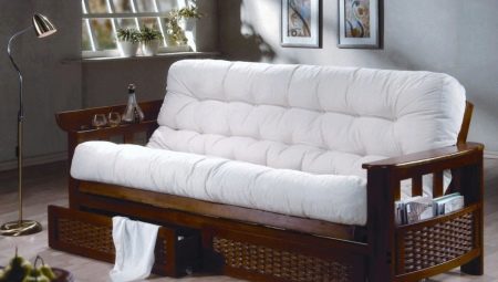 Mga sofa na may mga armrest na gawa sa kahoy