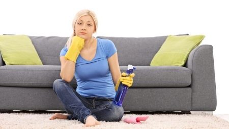 Como remover odores de um sofá em casa?