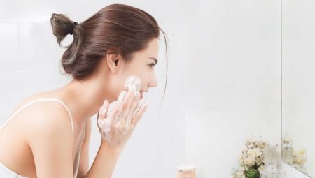 Bagaimana menggunakan buih untuk mencuci muka?