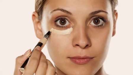איך להסוות שקיות מתחת לעיניים עם איפור?