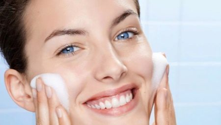 Cosmetice pentru curățarea feței: tipuri, reguli de aplicare și selecție