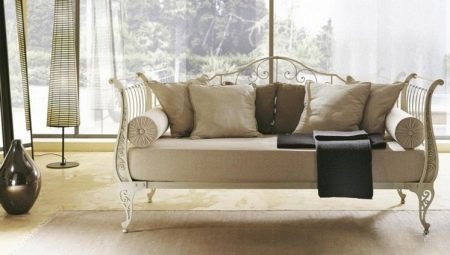Σφυρηλατητές καναπέδες: ποικιλίες και παραδείγματα στο εσωτερικό