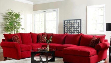 Sarkani dīvāni interjerā