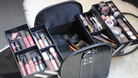 Un set de produse cosmetice de machiaj într-o valiză