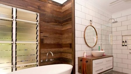 Décorer la salle de bain avec du bois: règles et options