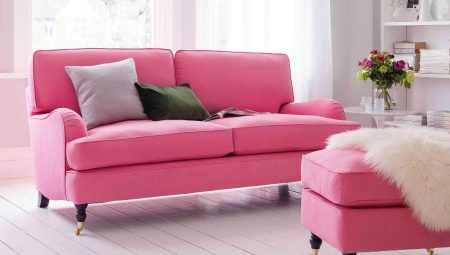 Sofa merah muda di interior