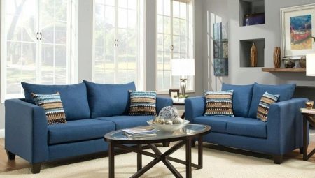 Blå sofaer i interiøret