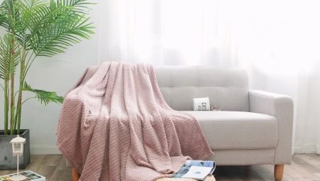 Wählen Sie eine modische Decke auf dem Sofa