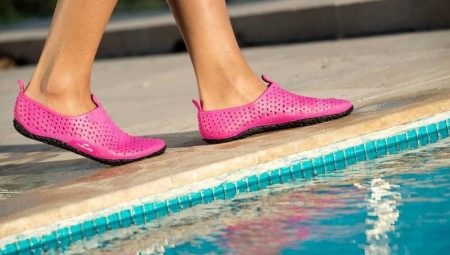 Bazénové topánky: vlastnosti, odrody, pravidlá výberu