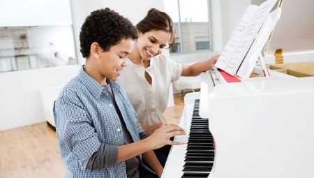 Učitel klavíru: odborné kvality a pracovní povinnosti