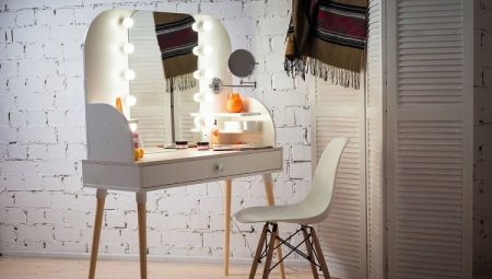 Alegerea unei măsuțe de toaletă cu oglindă și iluminat