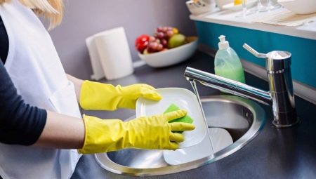 Rękawice do mycia naczyń: rodzaje i zasady wyboru