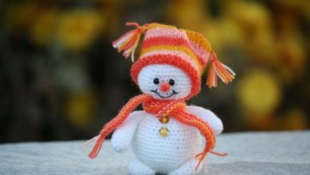 Como amarrar um boneco de neve amigurumi?