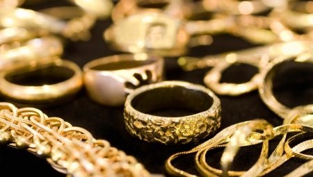 Quali sono i tipi di campioni d'oro per gioielli e come determinarli?