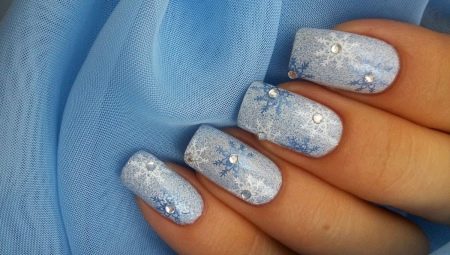 Manicura de invierno con copos de nieve en las uñas.