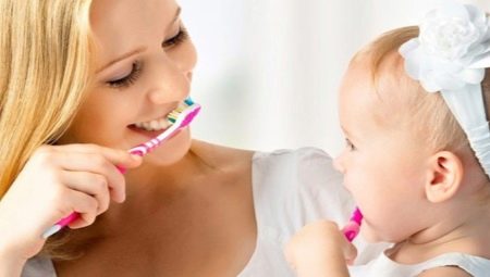 Cách đánh răng cho trẻ lúc 1 tuổi?