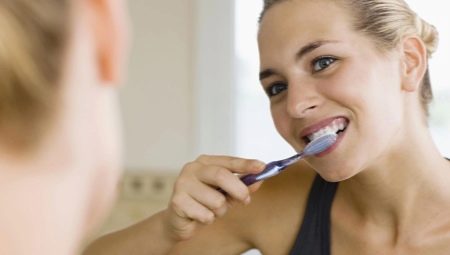 Mikor kell fogat mosni - reggeli előtt vagy után?