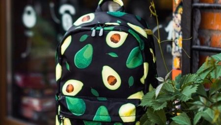 Pagpili ng backpack na may avocado print