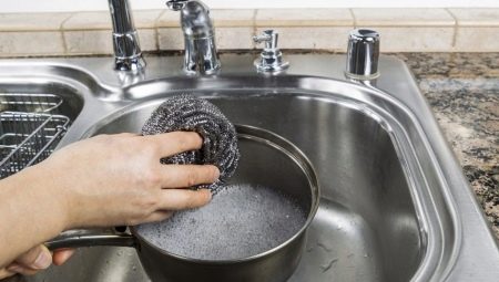 Esponja de metal para lavar platos: pros y contras, aplicación.