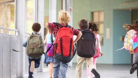 Elegir una mochila escolar para un niño en los grados 1-4