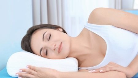 Wie schläft man richtig auf einem orthopädischen Kissen?