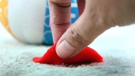 Hur tar man bort plasticine från mattan?