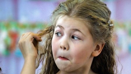 Hogyan lehet eltávolítani a gyurmát a hajból?