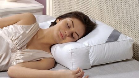 Wählen Sie ein Kissen zum Schlafen auf Ihrer Seite