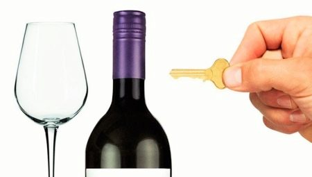 Hvordan åpne vin uten en korketrekker?