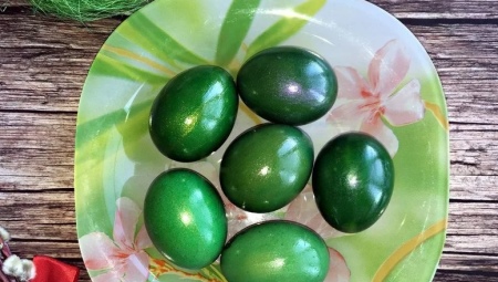 Hoe eieren voor Pasen te schilderen met briljant groen?
